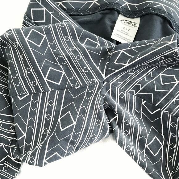 PINK Victoria's Secret VS Dog Small Gray White Cotton Geometric Stretch Leggings - Picture 9 of 10